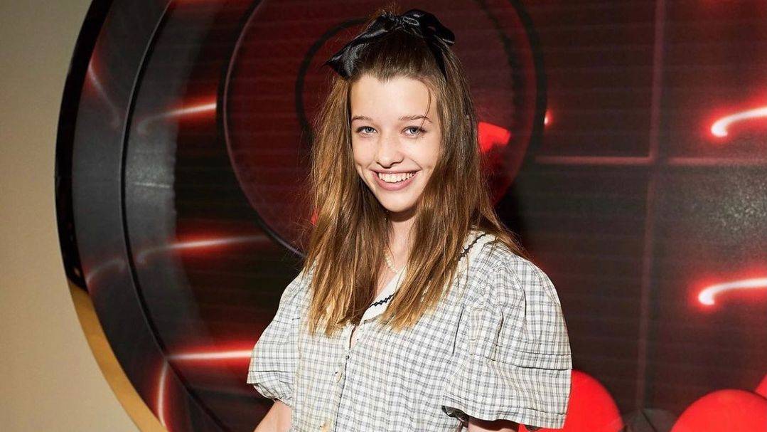 Дочь Миллы Йовович — кто она и как выглядит, что делает ?