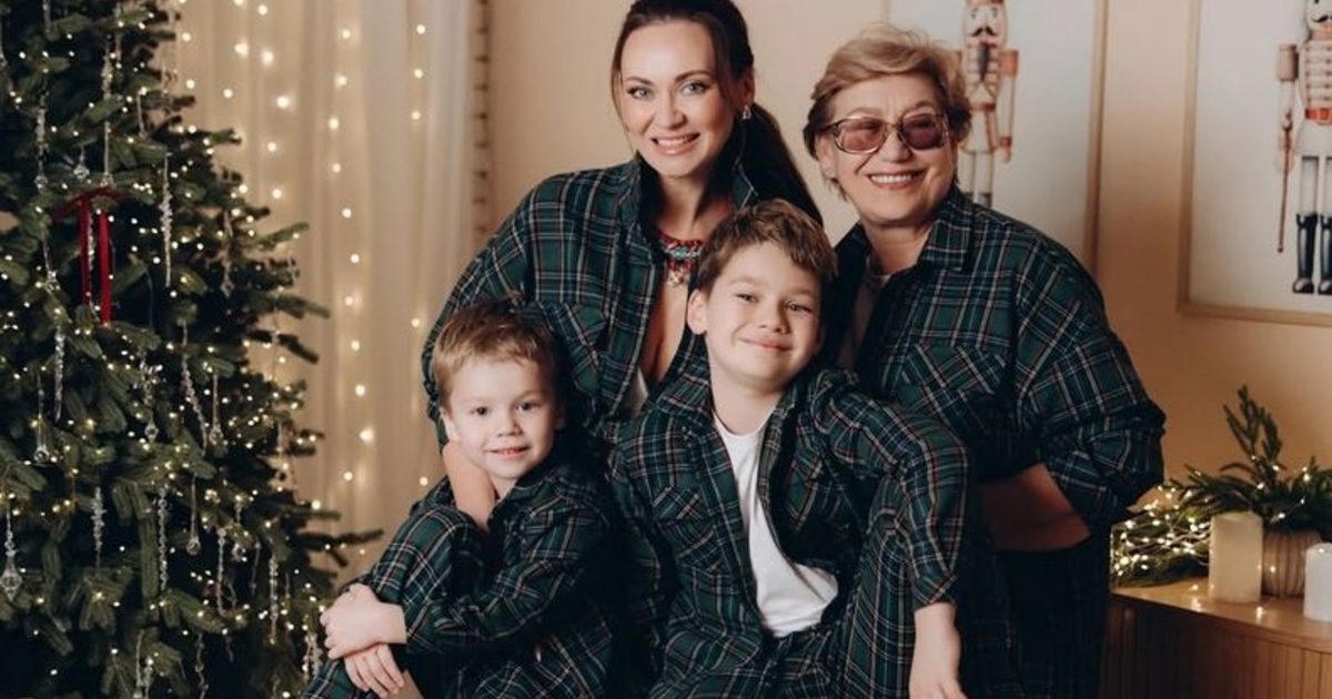 Саливанчук похвасталась рождественской фотосессией с мамой и сыновьями