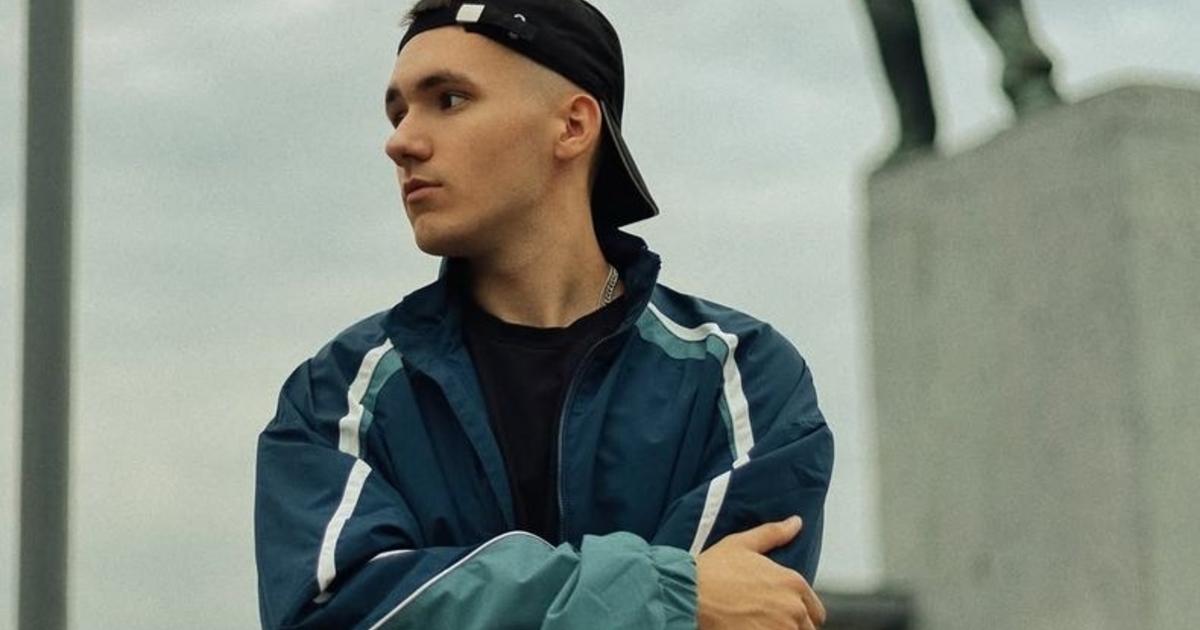 Известный украинский певец перенес операцию: первые кадры на костылях