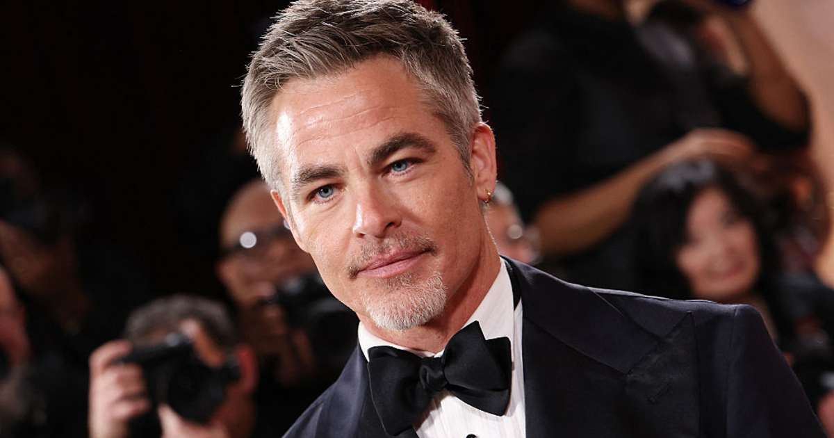 Крис Пайн совершил редкий выход на публику со своей девушкой