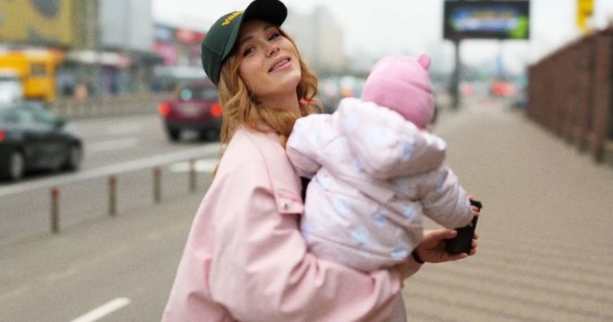 Анна Кошмал впервые показала лицо дочери и рассекретила ее крестную