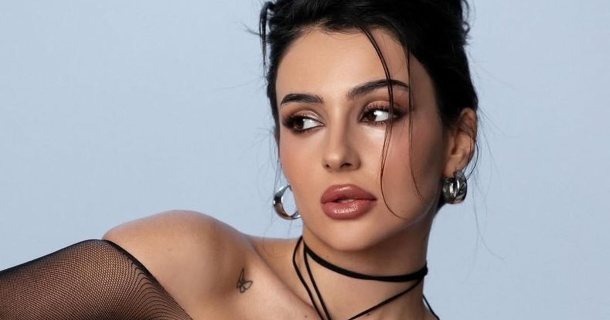 Тринчер в соблазнительном образе устроила фотосессию на фоне Эйфелевой башни