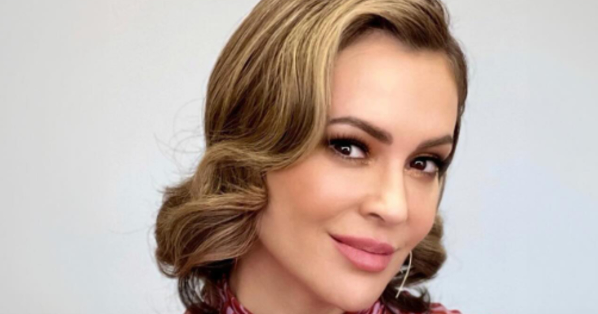 «Сегодня я настоящая и свободная»: Алисса Милано удалила грудные импланты