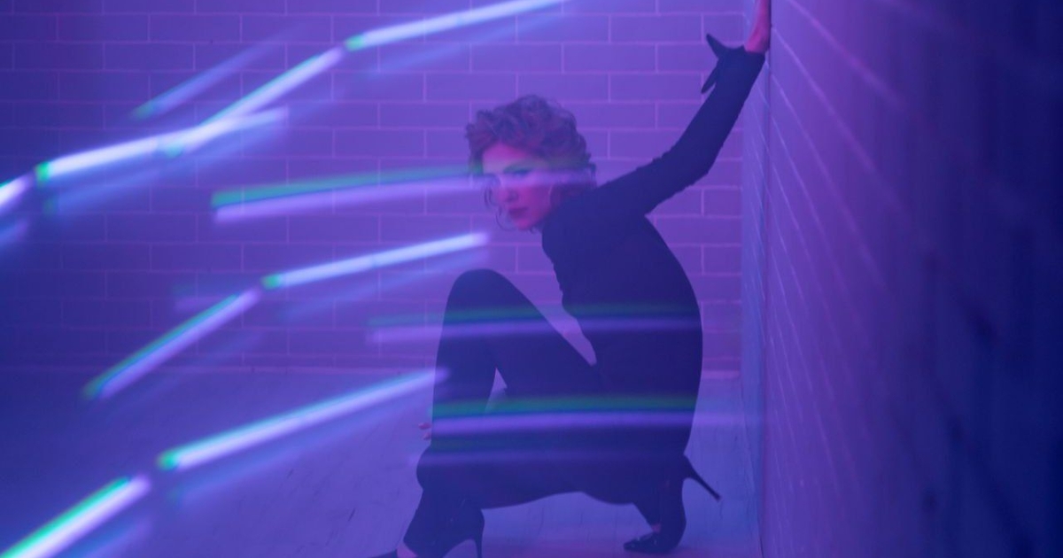 Janeuary показала неон нуарный клип на «Something else and wine», вдохновленный лондонскими студийными сессиями