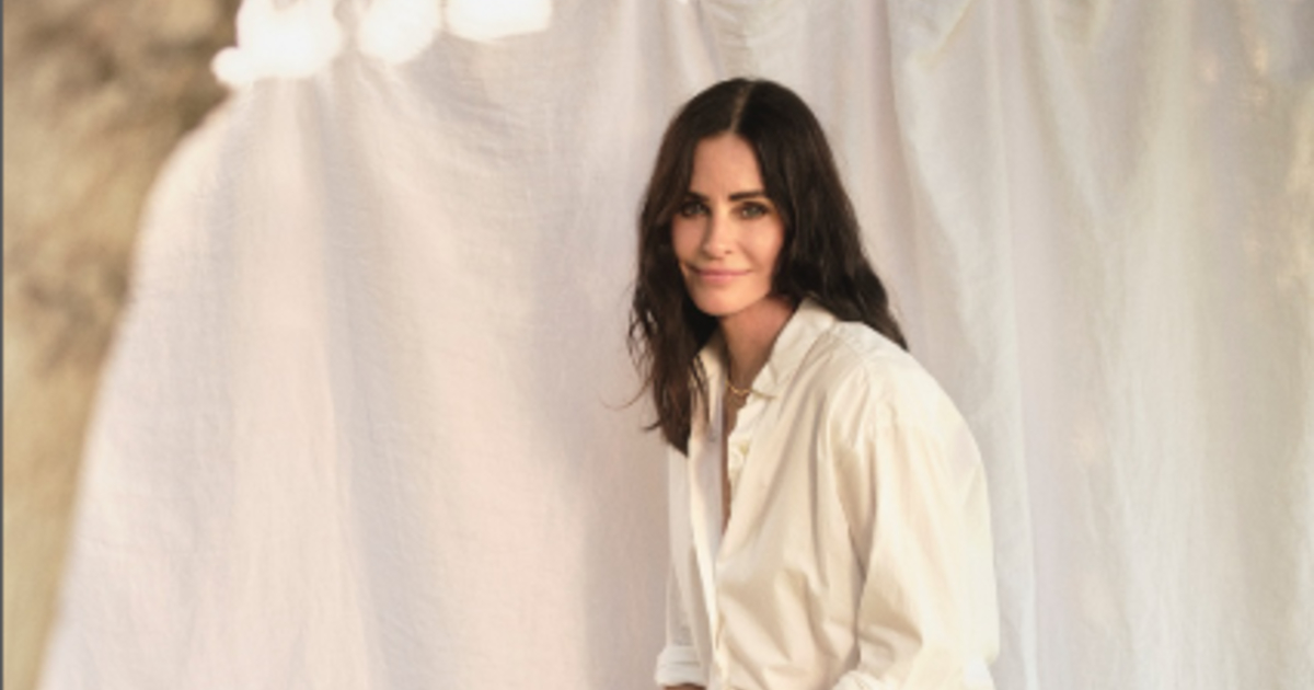 Кортни Кокс показала странные вещи, которые хранит в своем гардеробе