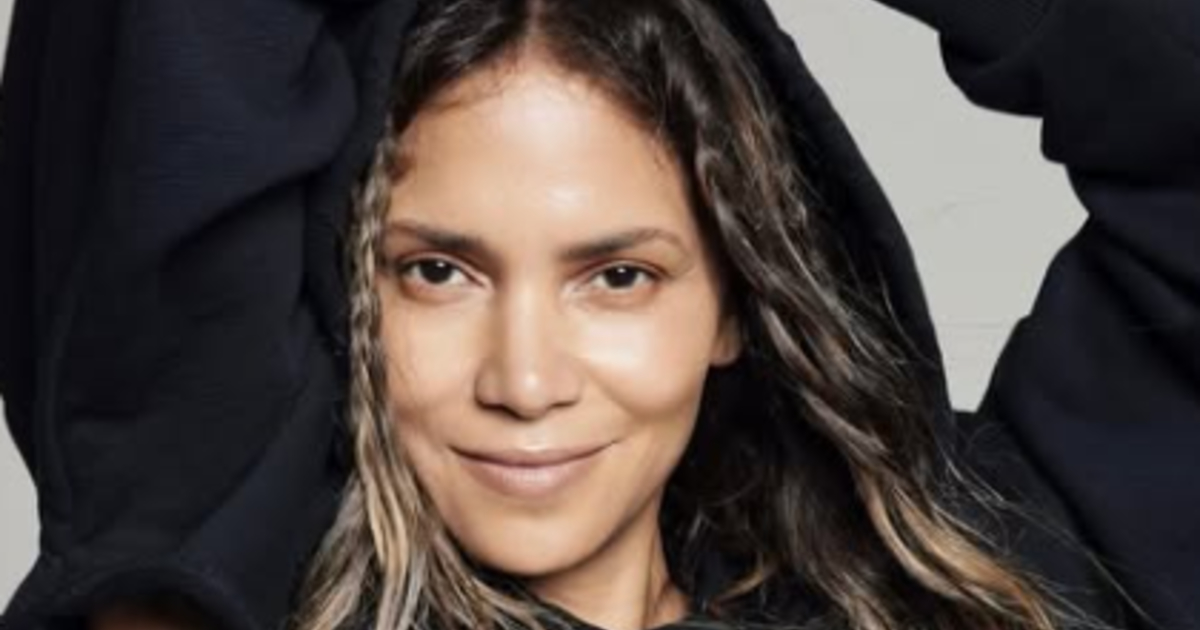 59-летняя Холли Берри снялась в золотистом бикини на побережье